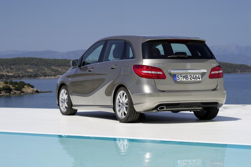 Мерседес-Бенц b 180