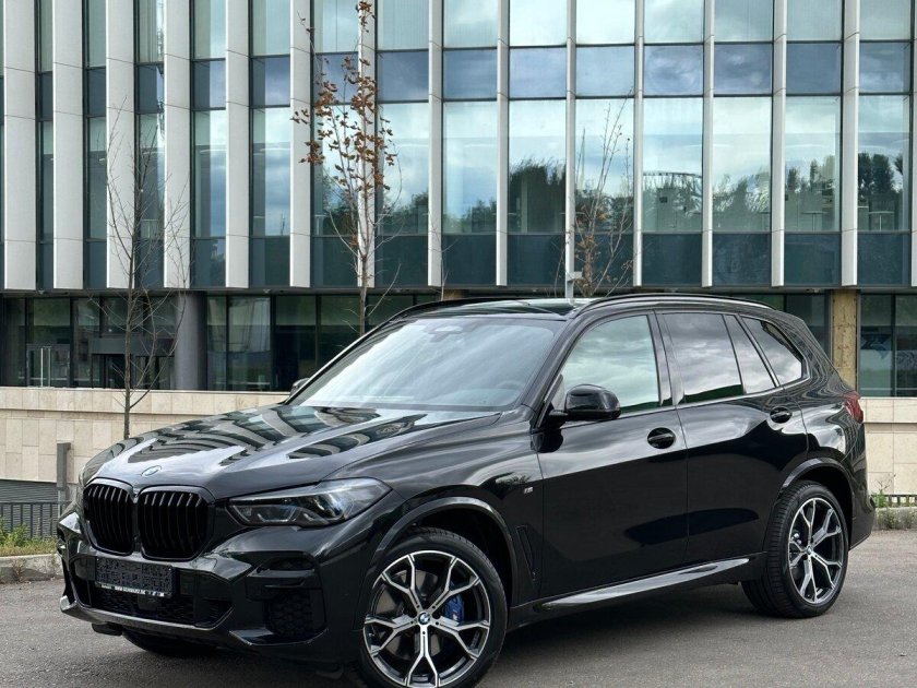 Черный БМВ 2023