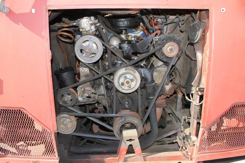 ЛИАЗ 677 моторный отсек