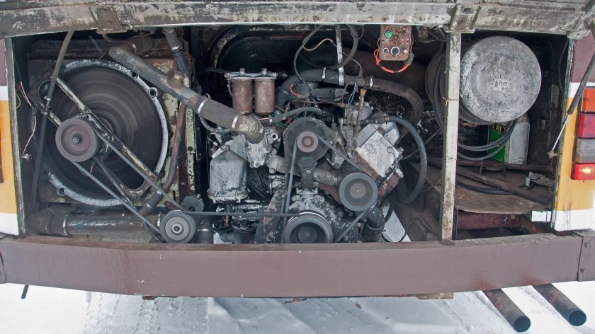 ЛАЗ 695н моторный отсек