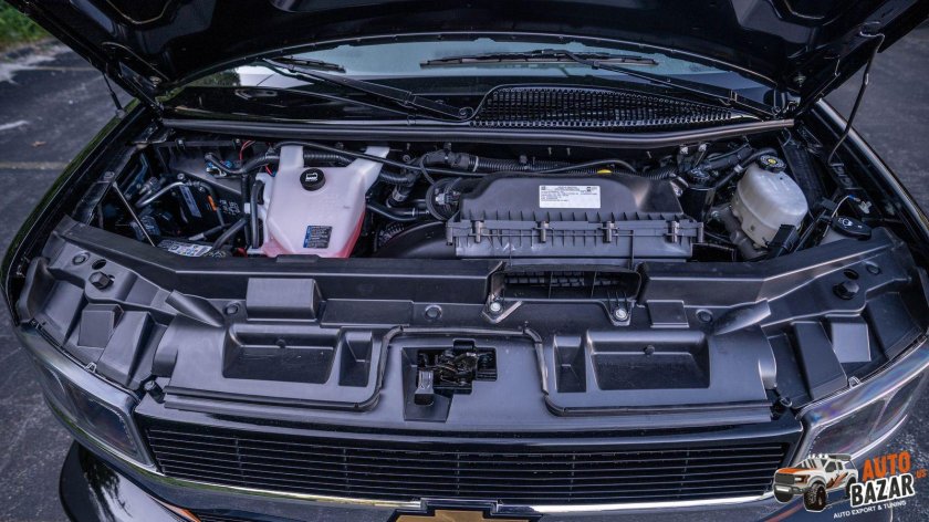 Двигатель под капотом