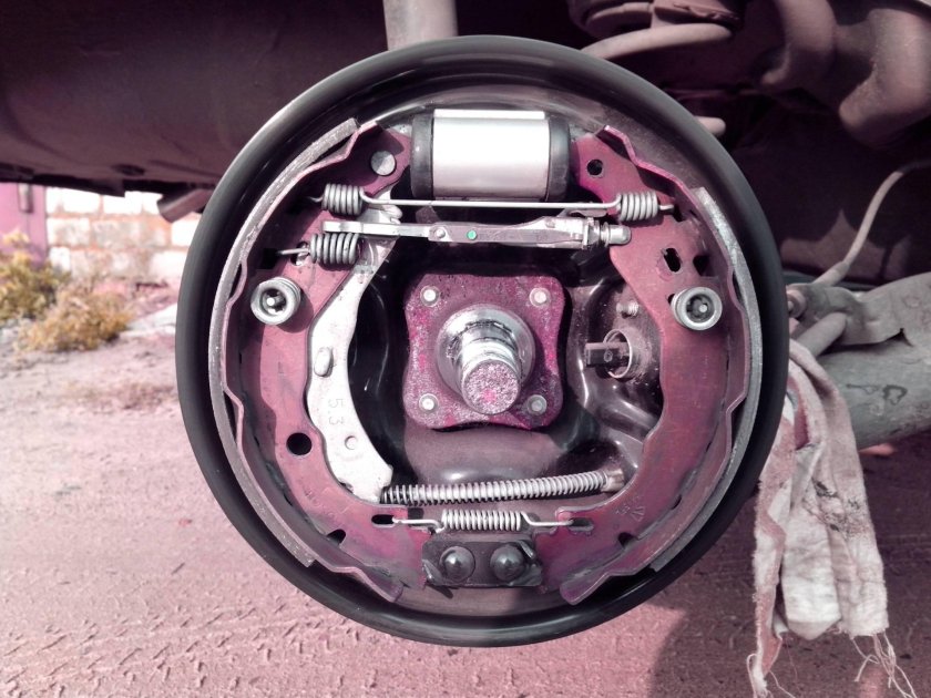 Задние тормоза Рено Логан 1.4