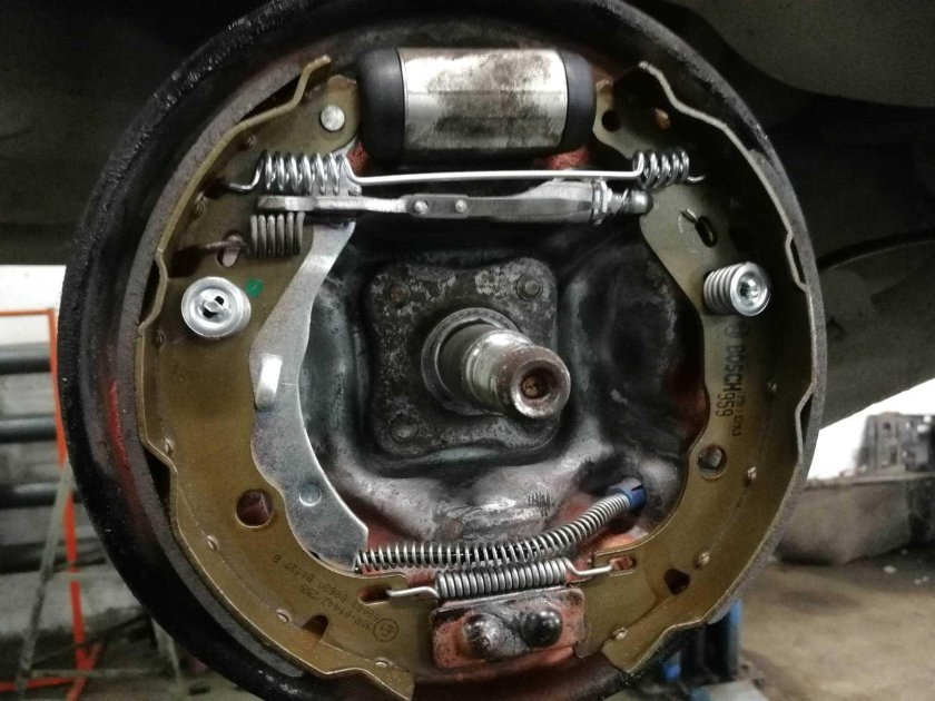 Задние тормоза Рено Логан 1.6