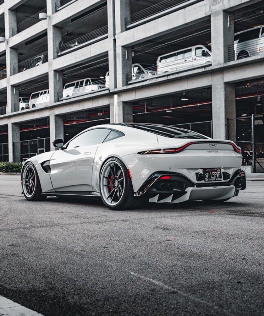 Астон Мартин