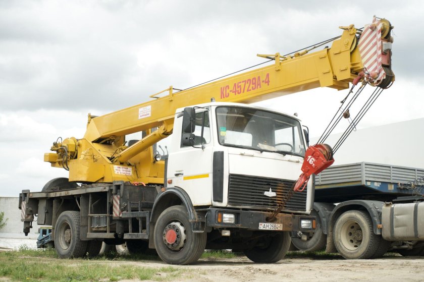 Автокран машека