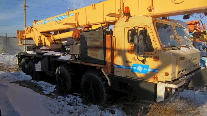 Кран стреловой на специальном шасси КС-6973