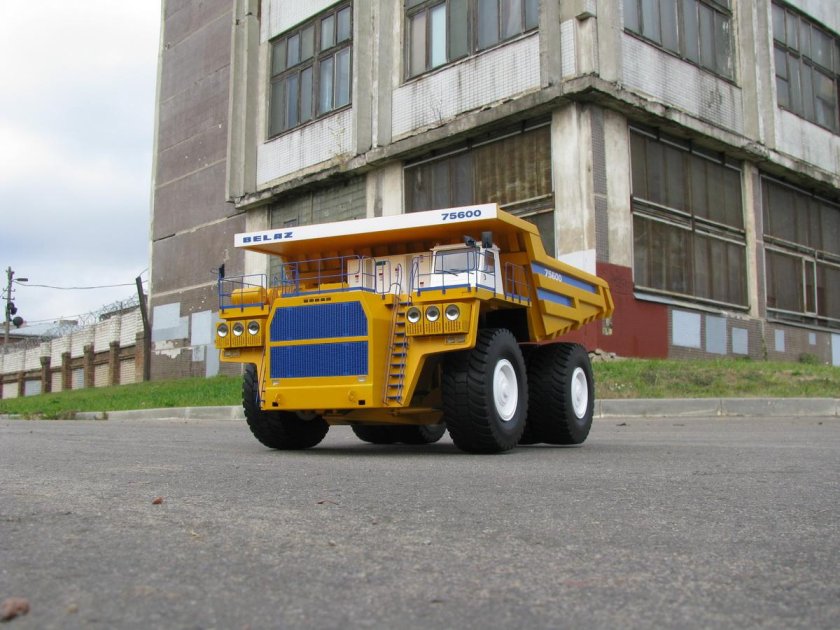 Карьерный самосвал БЕЛАЗ 75600