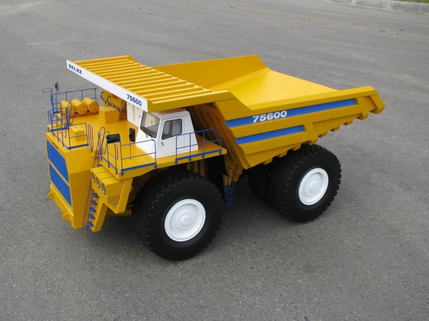 Карьерный самосвал БЕЛАЗ 75600