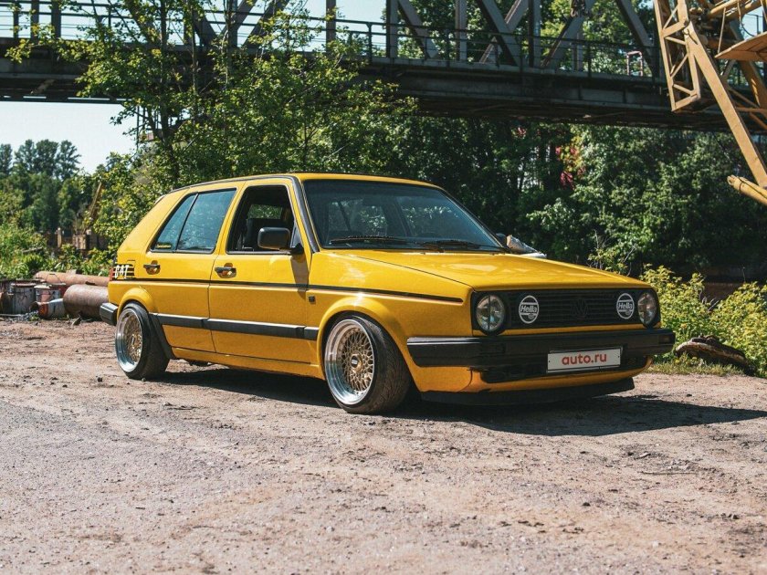 Volkswagen golf 2 yellow
