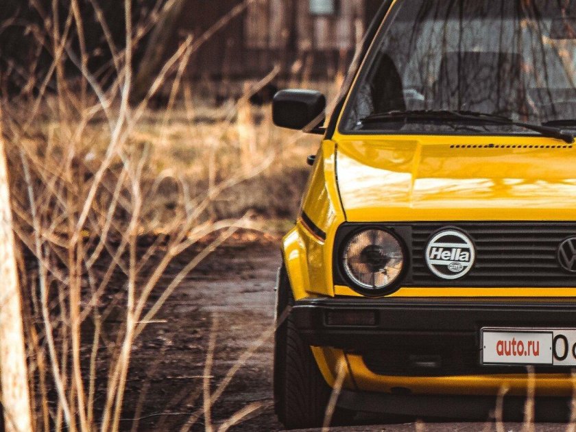 Volkswagen golf 2 yellow