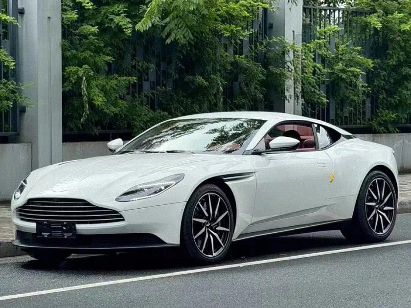 Автомобиль aston martin