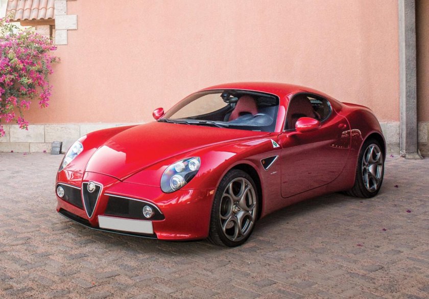 Машина alfa romeo 8c competizione