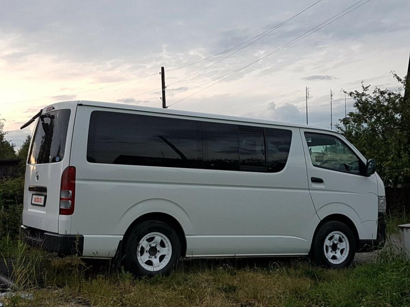 Toyota Hiace h200 белый