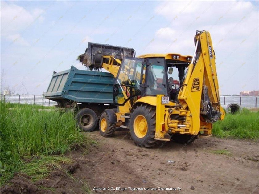 JCB грузит самосвал