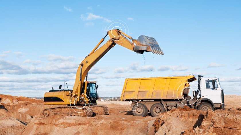 Погрузка грунта в автосамосвал