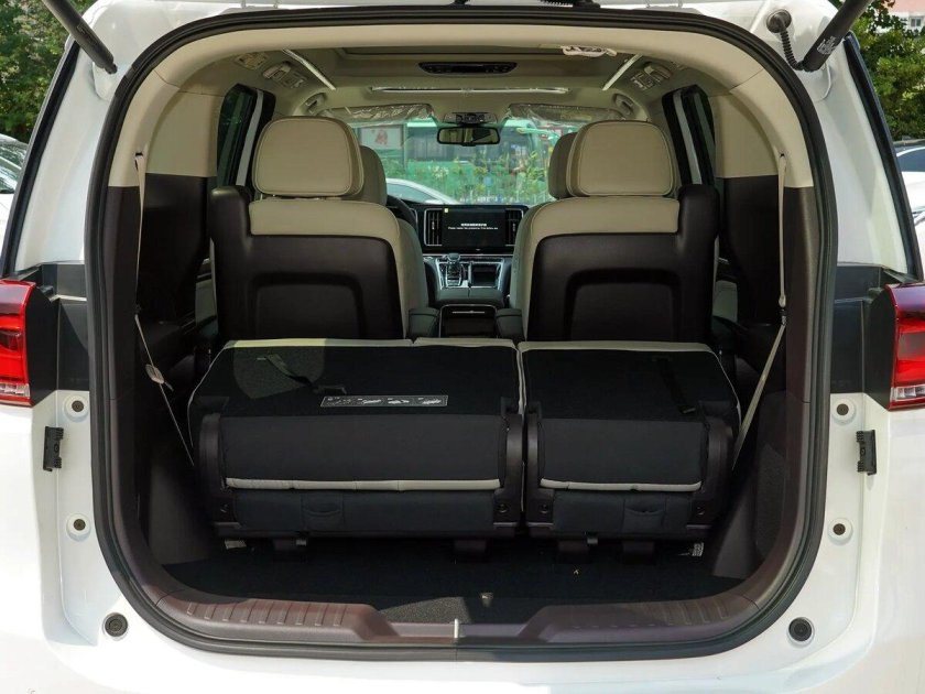 Семиместный автомобиль