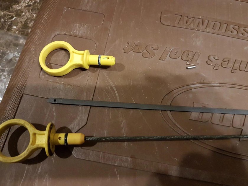 Щуп масла в двигателе