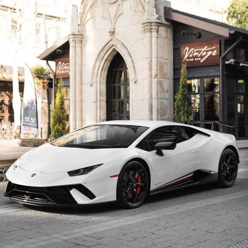 Lamborghini Huracan белый
