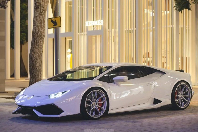 Lamborghini Huracan белый