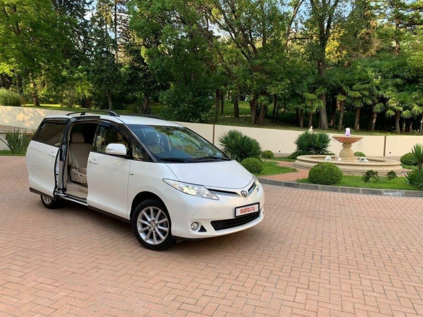 Тойота Превия 2015