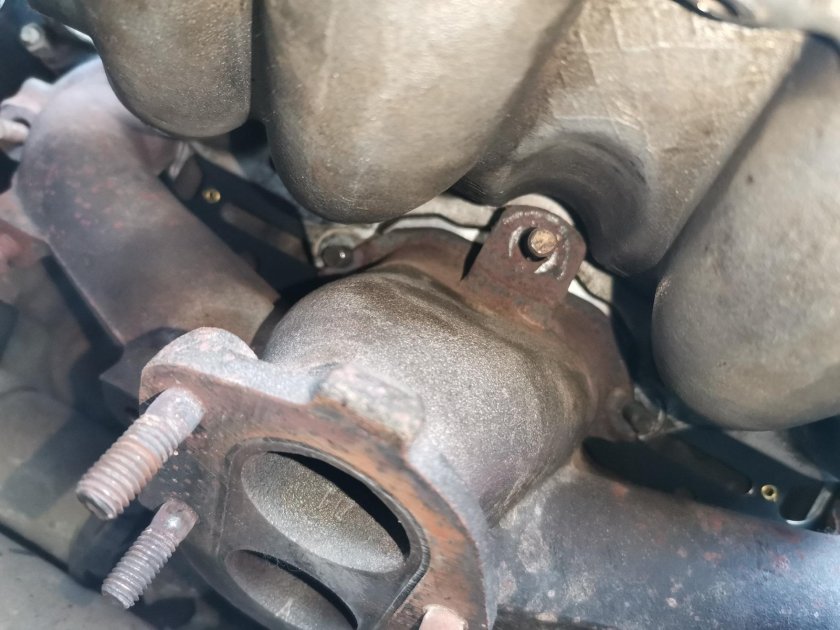 Крепление выпускного коллектора Нива Шевроле