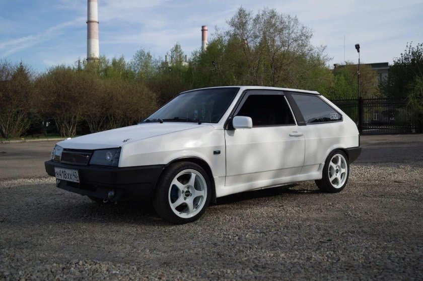 Белая ваз 2108
