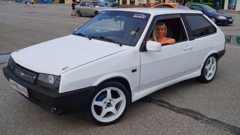 Белая ваз 2108