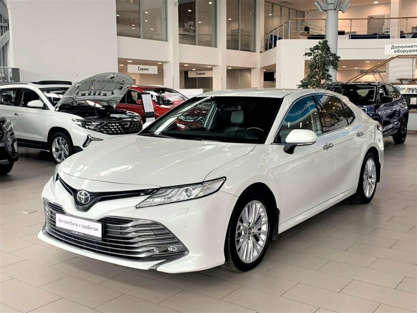 Тойота Камри 2019 белый перламутр
