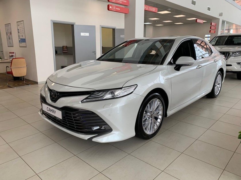 Toyota Camry VIII (xv70) белая