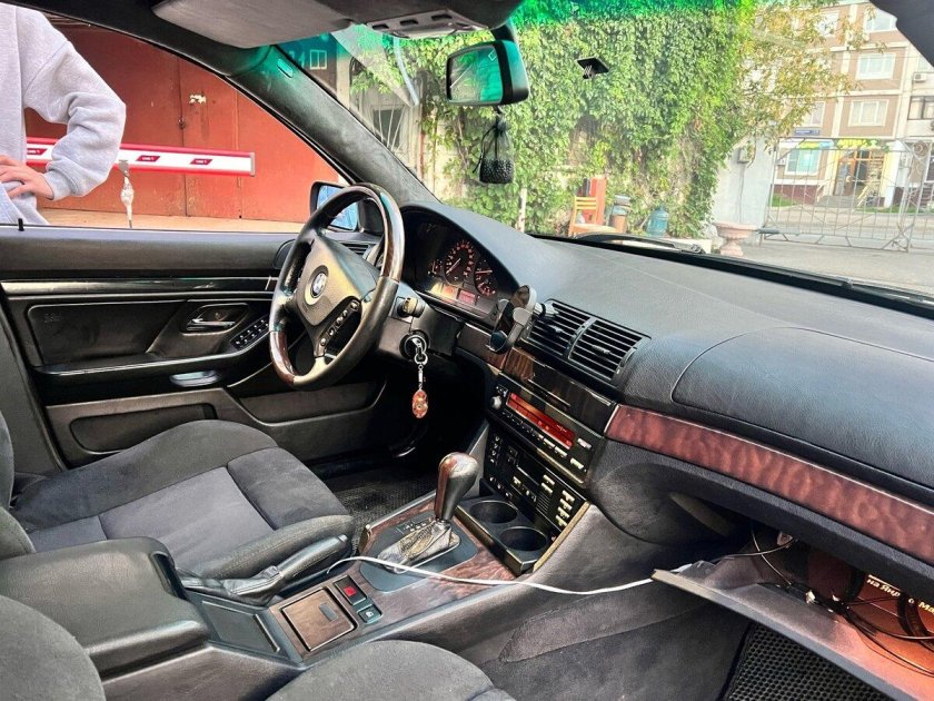 BMW 5 Series 523 2011 салон кремовый