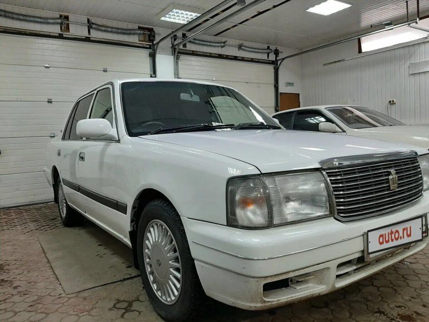 Toyota Crown Comfort 2000