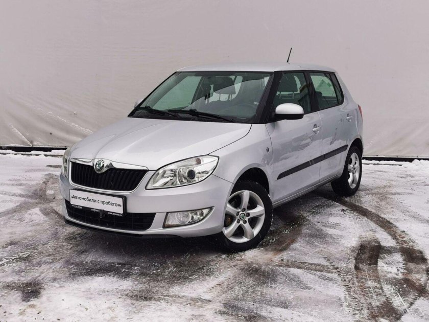 Škoda Fabia белая