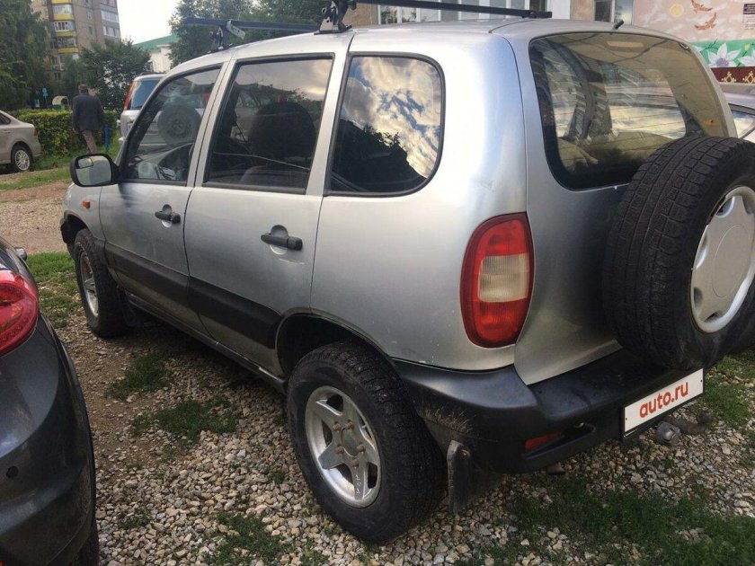 Нива Шевроле 2003 года серебристый