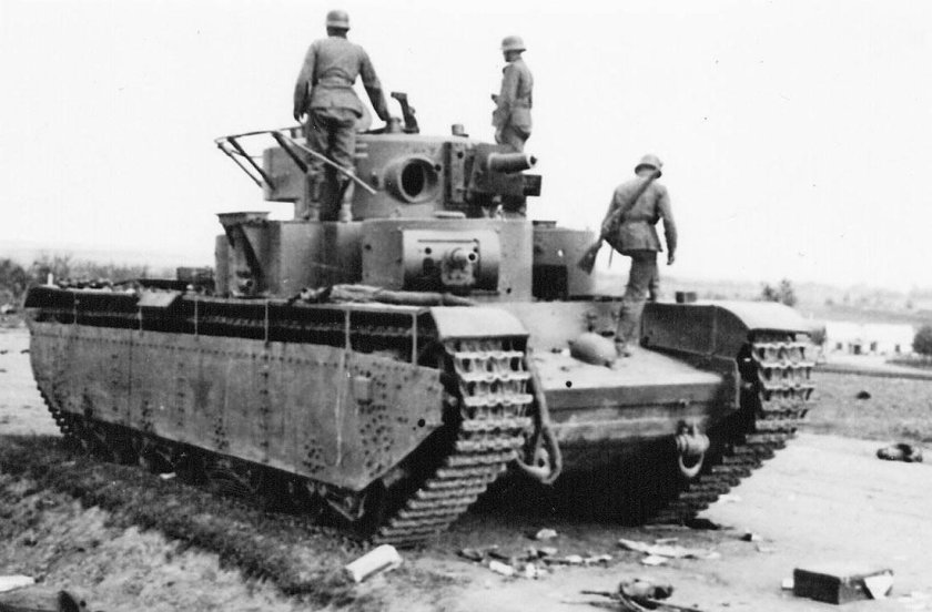Т-35 подбитый