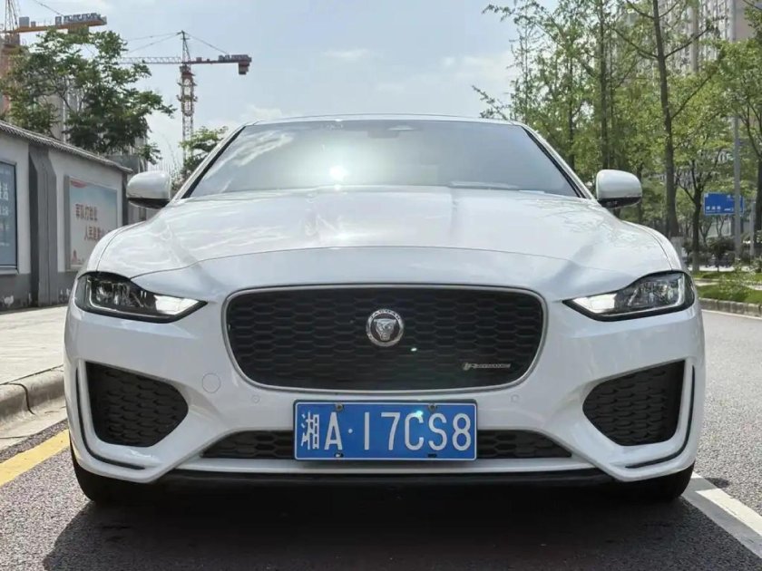 Автомобиль jaguar