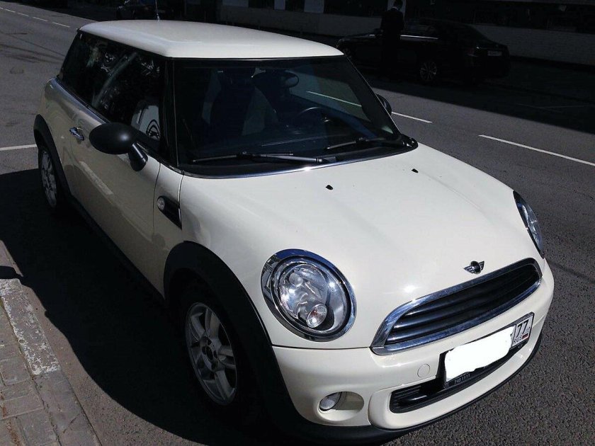Мини Купер белый с черной крышей