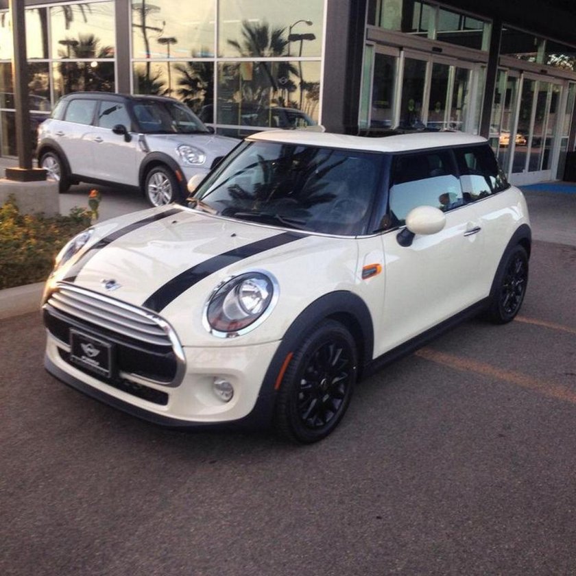 Мини Купер белый с черной крышей
