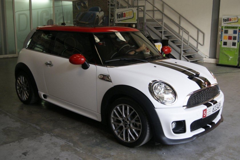 Мини Купер белый с черной крышей