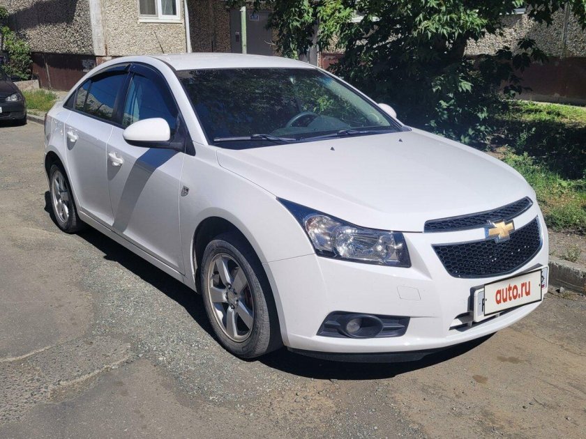 Шевроле Круз 2011 года 1.8