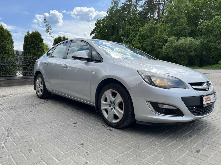 Опель Астра j седан серебристый