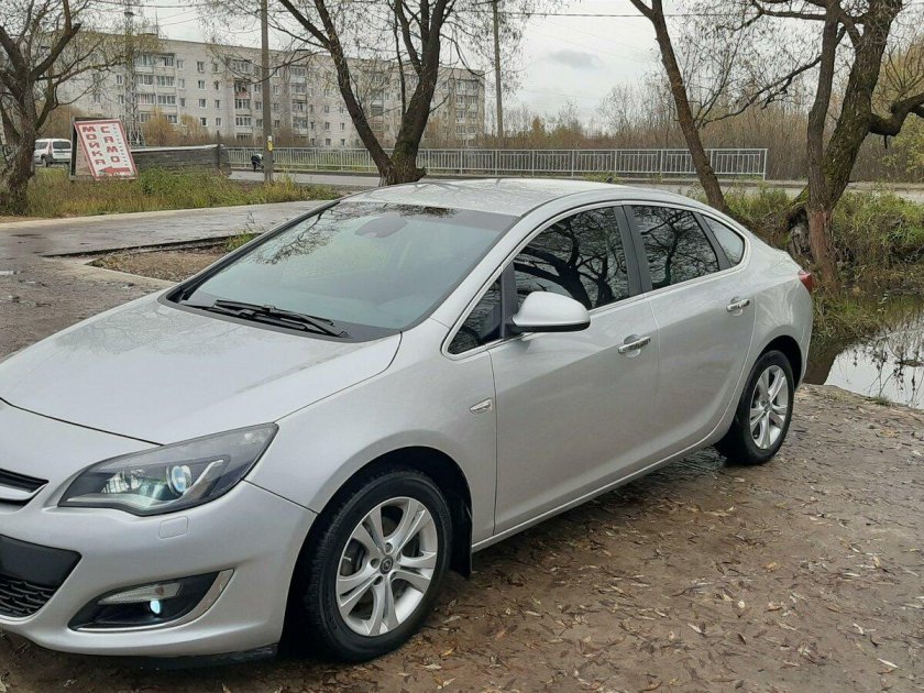 Астра 2014 седан серебристая
