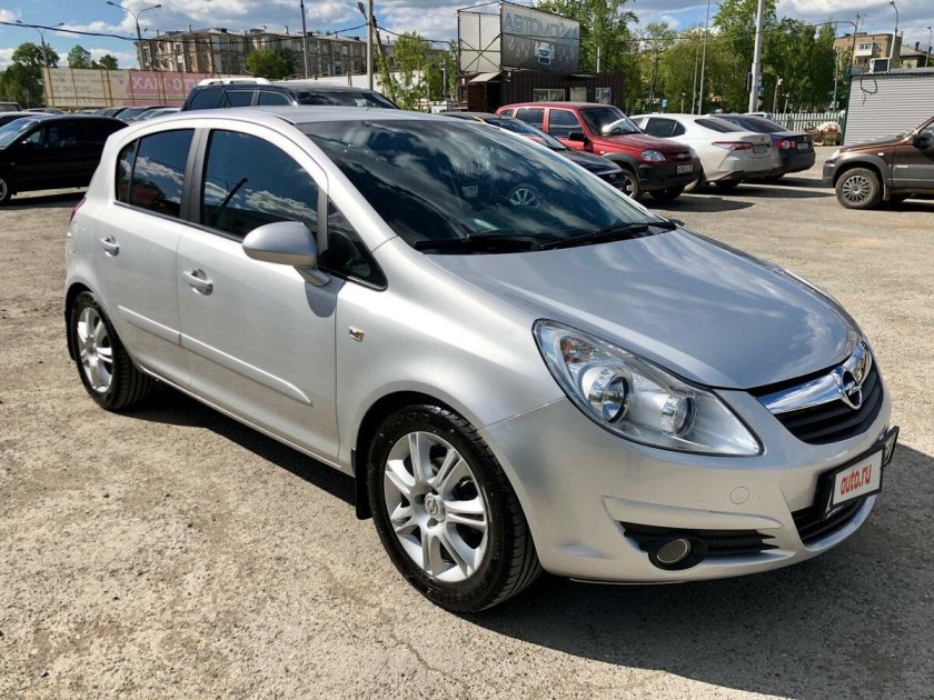 Опель Корса серебристый