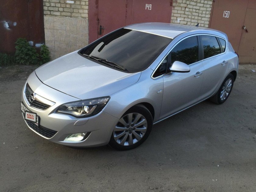Опель Астра j серебристый