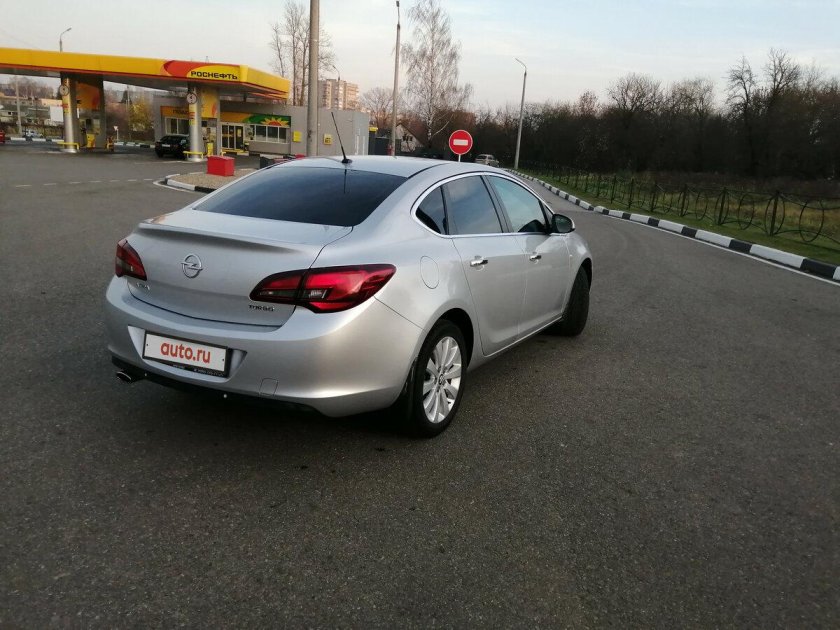 Опель Астра j 2012 седан