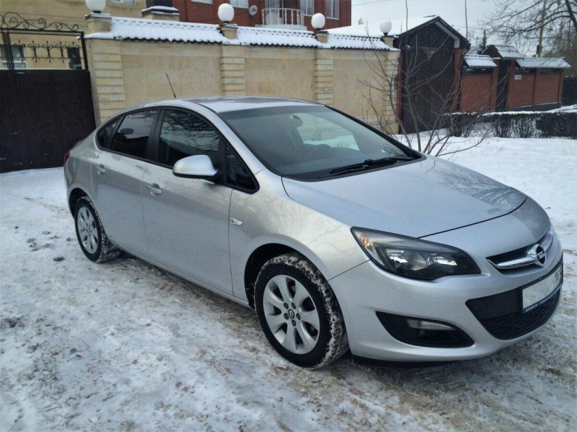 Опель Астра 2013 года серебряная седан