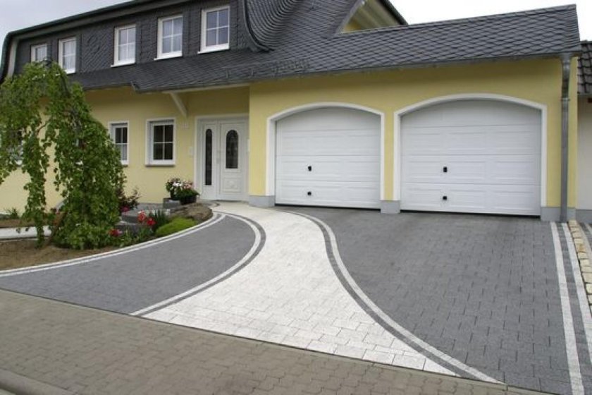 Брусчатка перед домом и гаражом