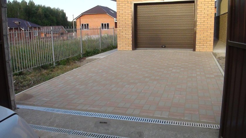 Тротуарная плитка перед воротами