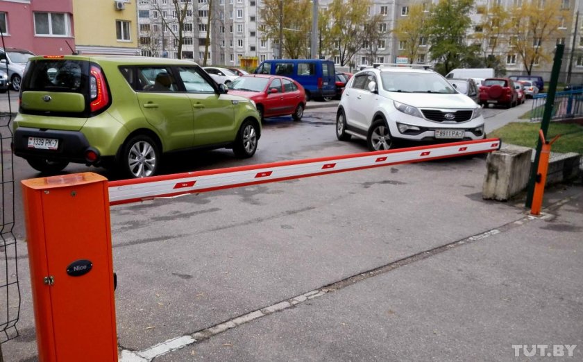 Шлагбаум во дворе