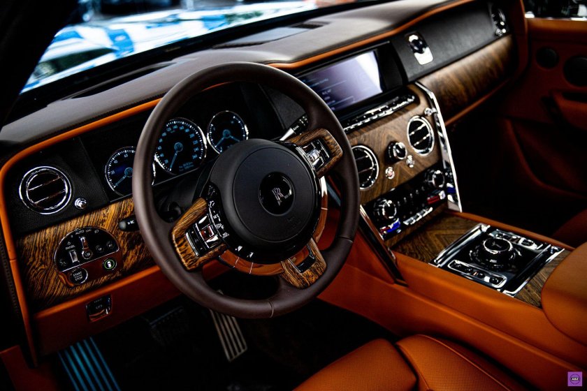 Rolls Royce Cullinan интерьер