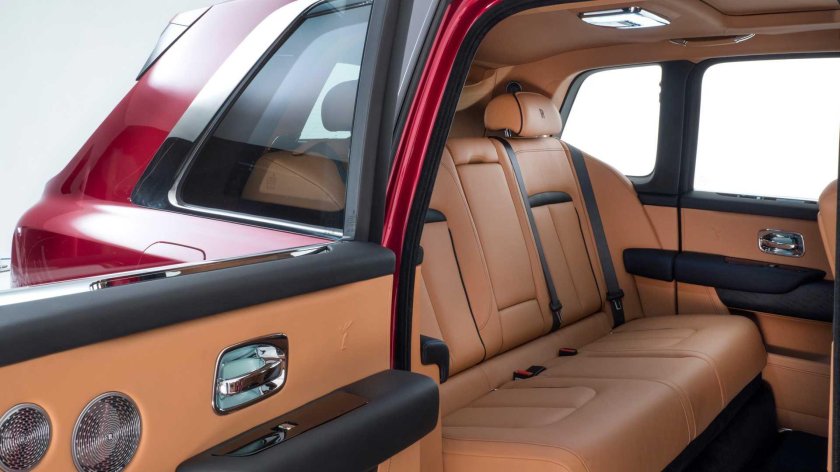 Rolls Royce Cullinan салон сзади